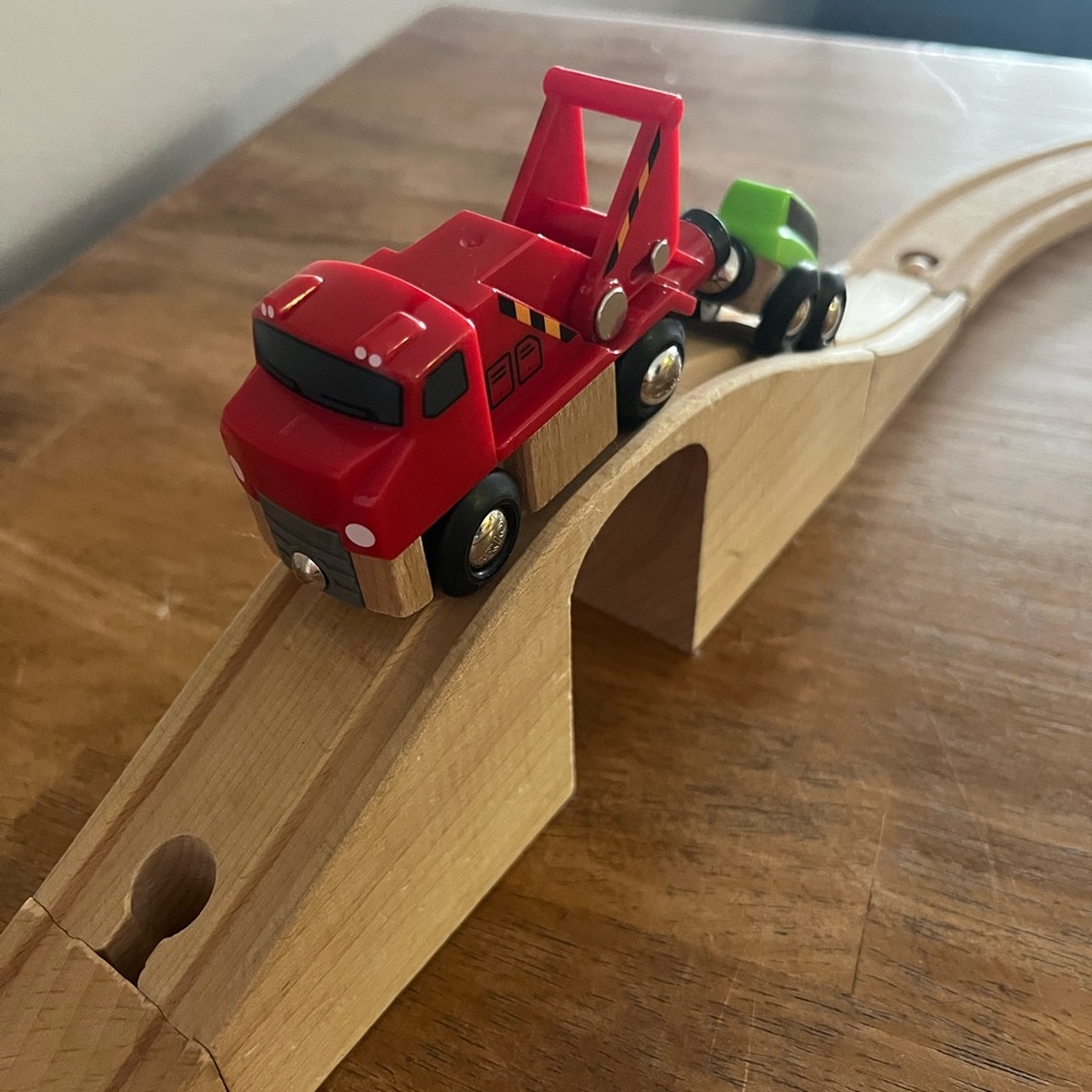 Brio Trusty Tow Truck and Car Set (Red and Green)